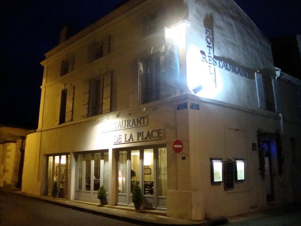 Saint-Jean-dʼAngély Hotel Restaurant De La Place מראה חיצוני תמונה